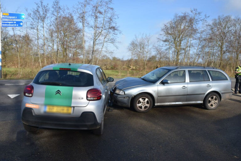 Twee auto’s botsen op kruising bij Kootstertille