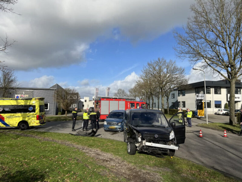 Veel schade na ongeval op kruising in Hoogeveen