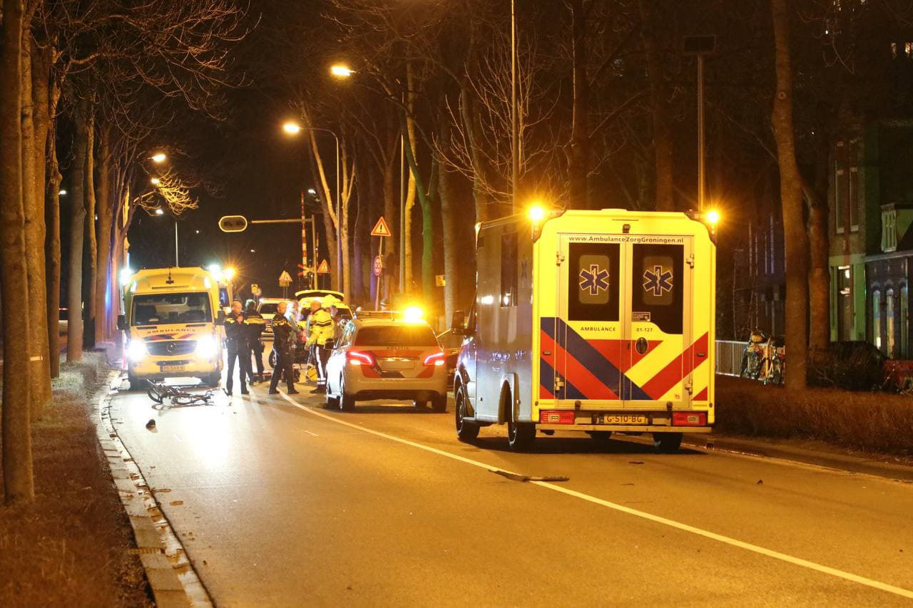Ernstig ongeval tussen politieauto en fietser in Groningen; agenten en fietser gewond
