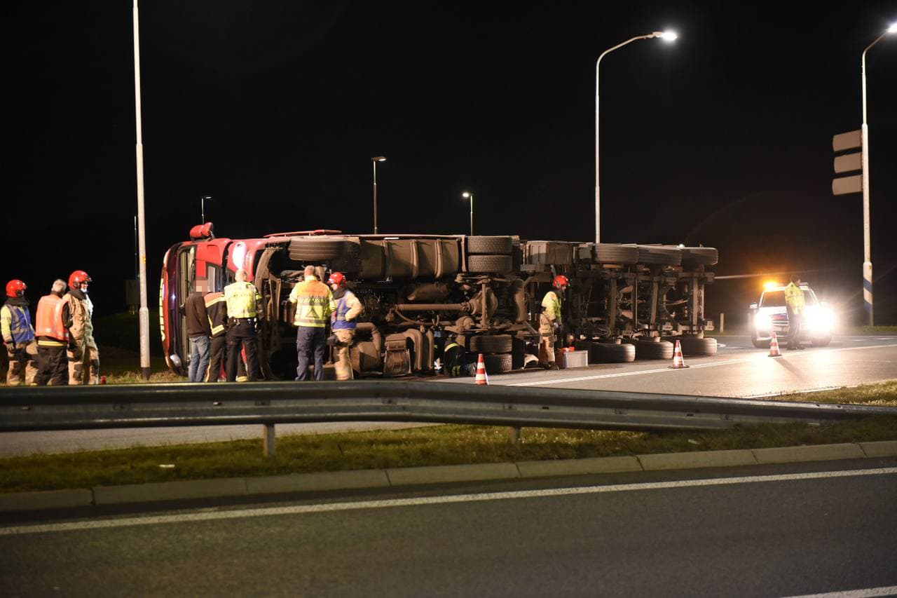 Vrachtwagen gekanteld op rotonde N366 bij Veendam (video)