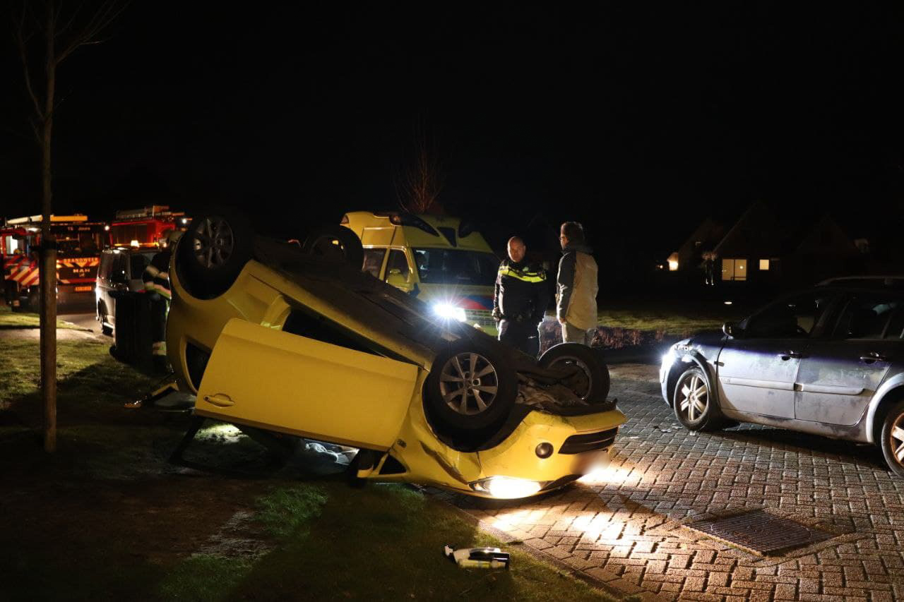 Auto belandt op de kop in woonwijk in Joure (video)