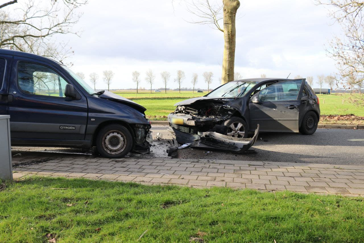 Vrouw gewond bij botsing in Nieuwolda; baby geiten komen met de schrik vrij (video)