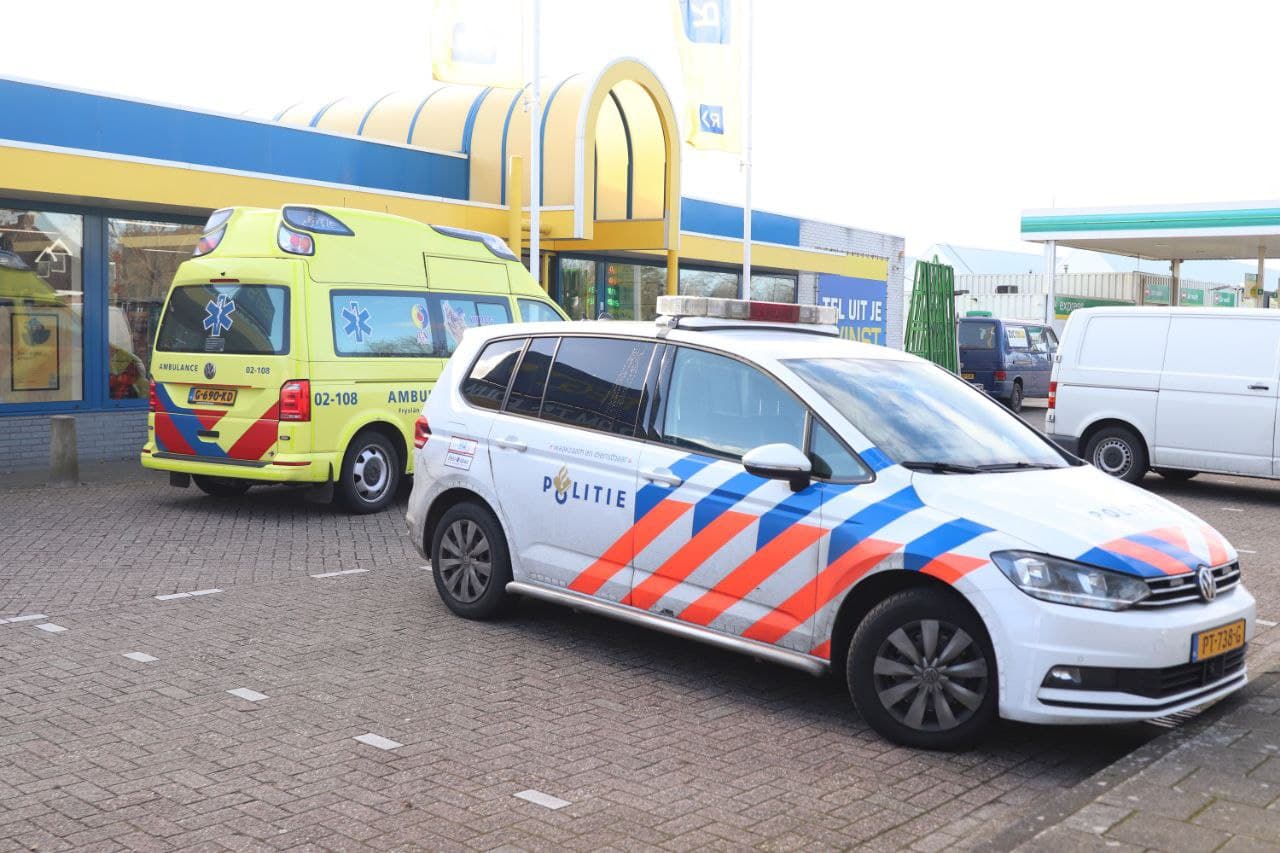 Botsing tussen automobilist en fietser in Joure; fietser naar ziekenhuis
