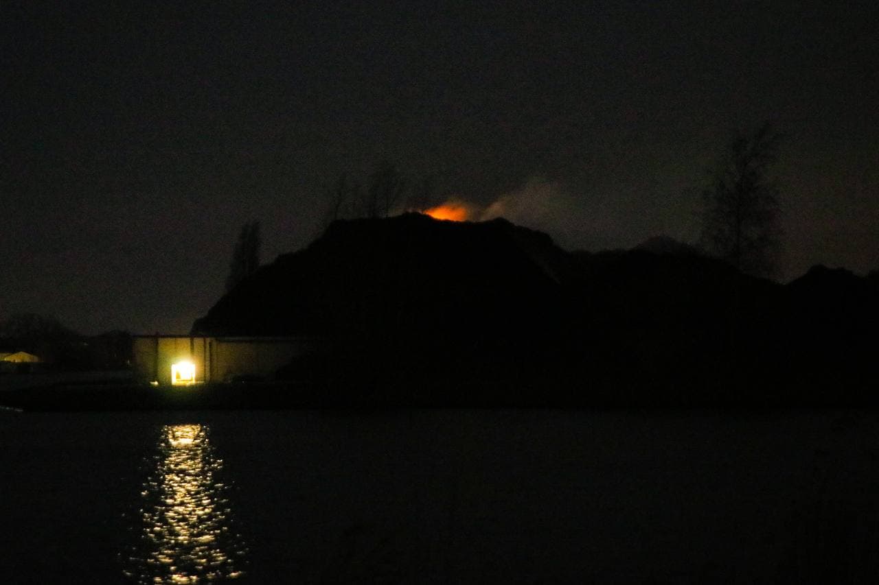 Brandweer geweigerd bij ingang bedrijf na buitenbrand