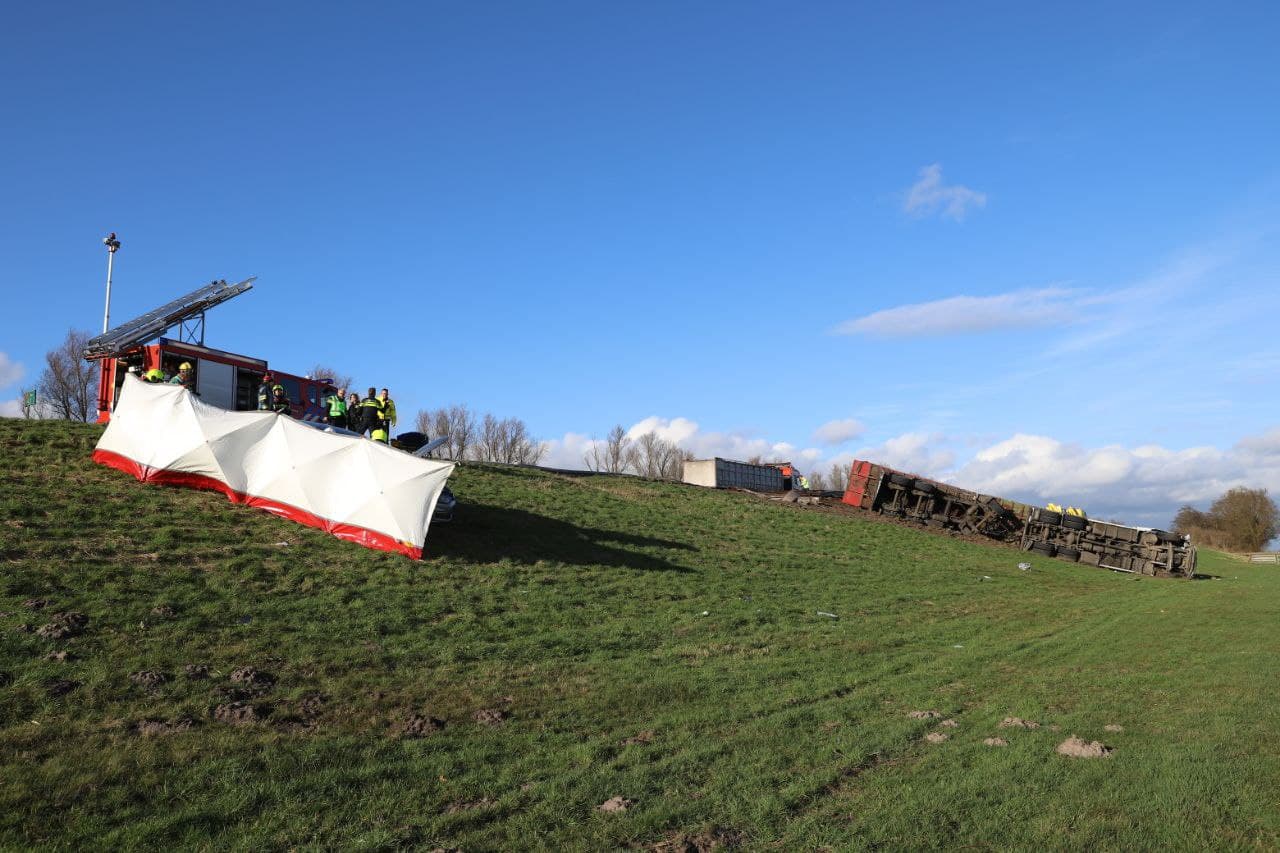 Ernstig ongeval bij Terwispel; vrachtwagen ramt auto met pech (video)