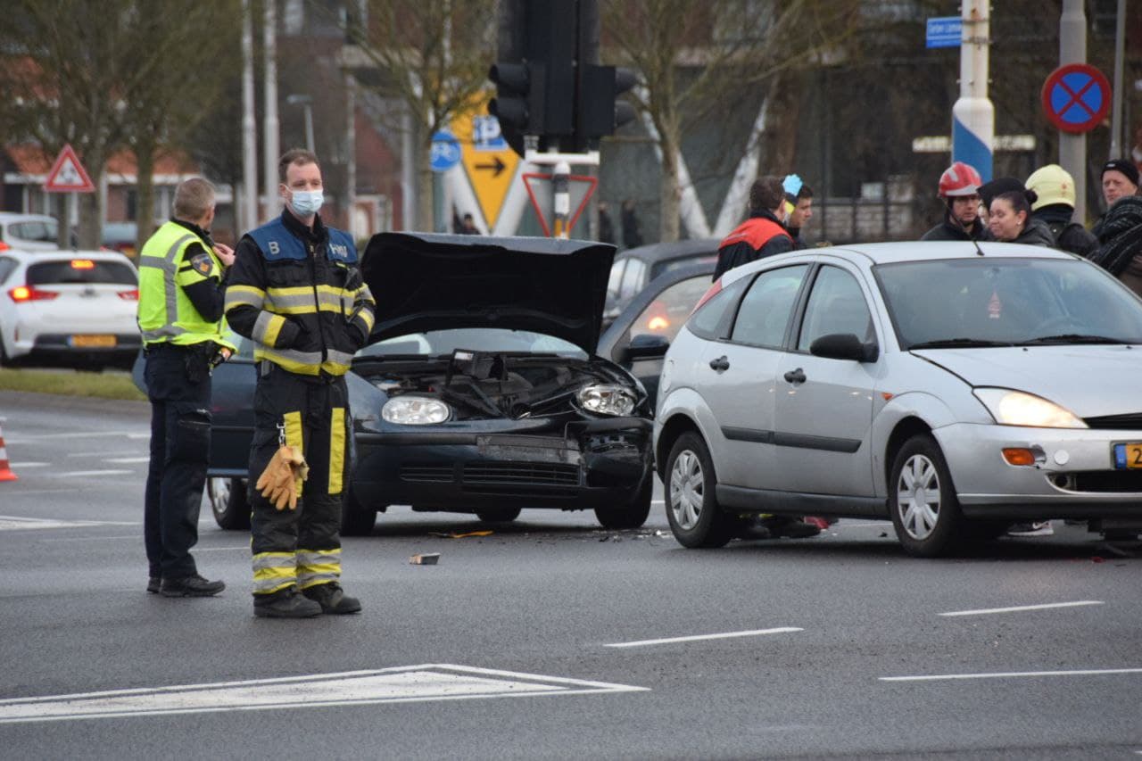 Auto’s in botsing bij verkeerslichten in Leeuwarden