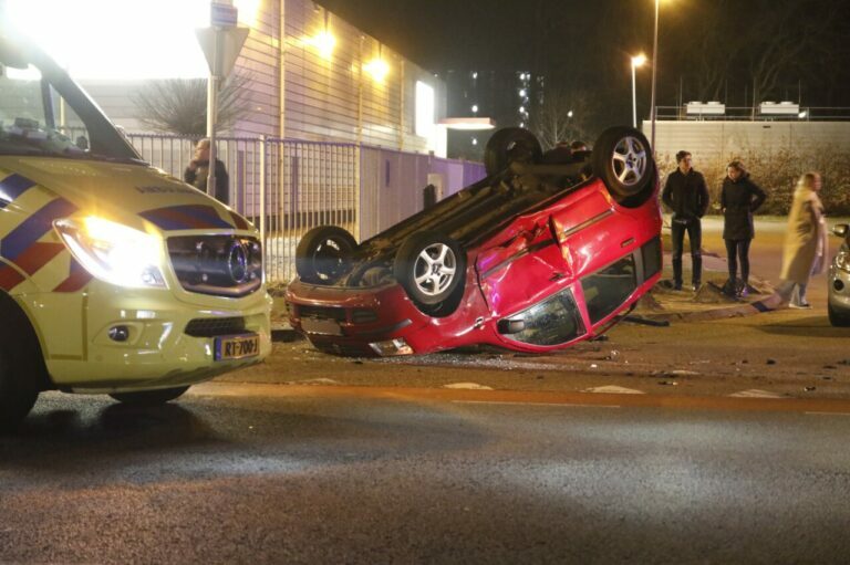 Auto op de kop na forse aanrijding in Emmen