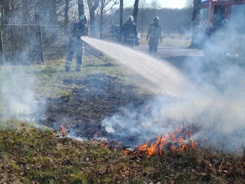 Brandweer blust bermbrand in Assen