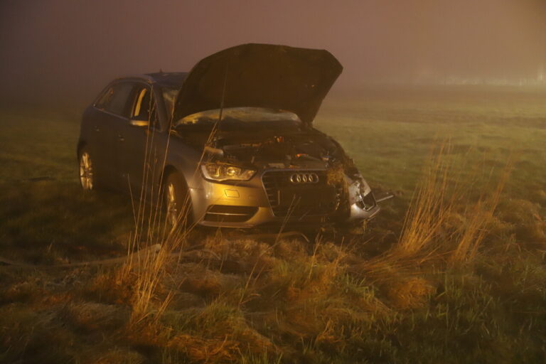 Auto raakt in dichte mist van de weg en eindigt in weiland