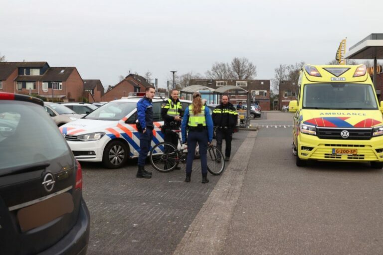 Fietser hard ten val na aanrijding op parkeerterrein in Heerenveen