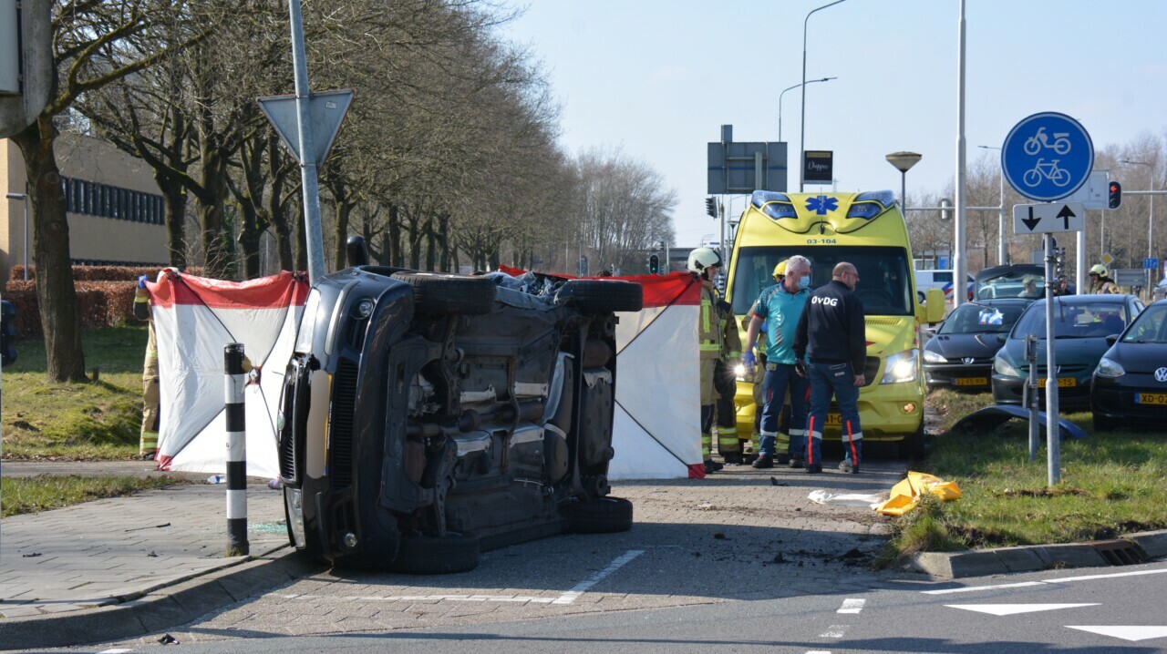 Ernstig verkeersongeval in Assen; auto belandt op zijkant
