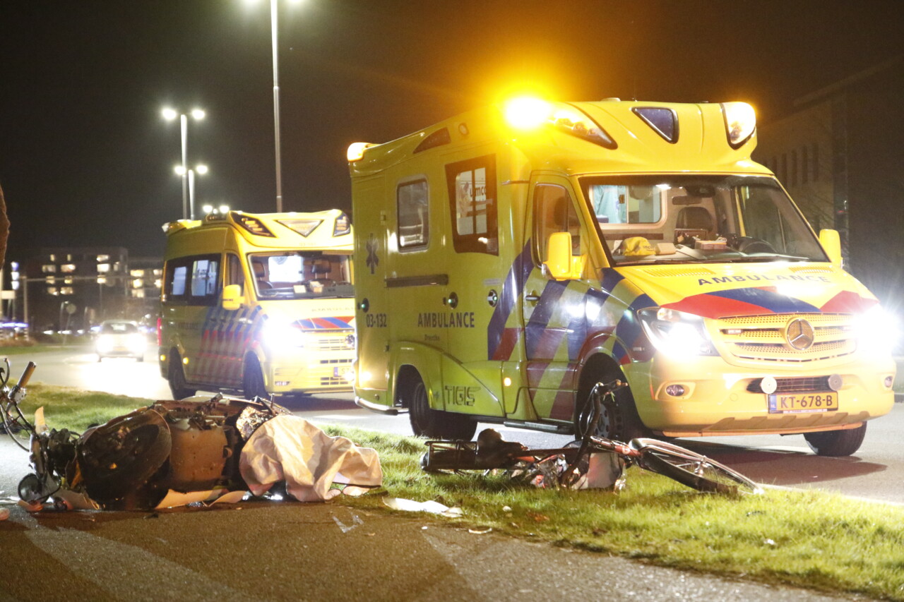 Twee gewonden bij aanrijding tussen scooter en fietser in Emmen