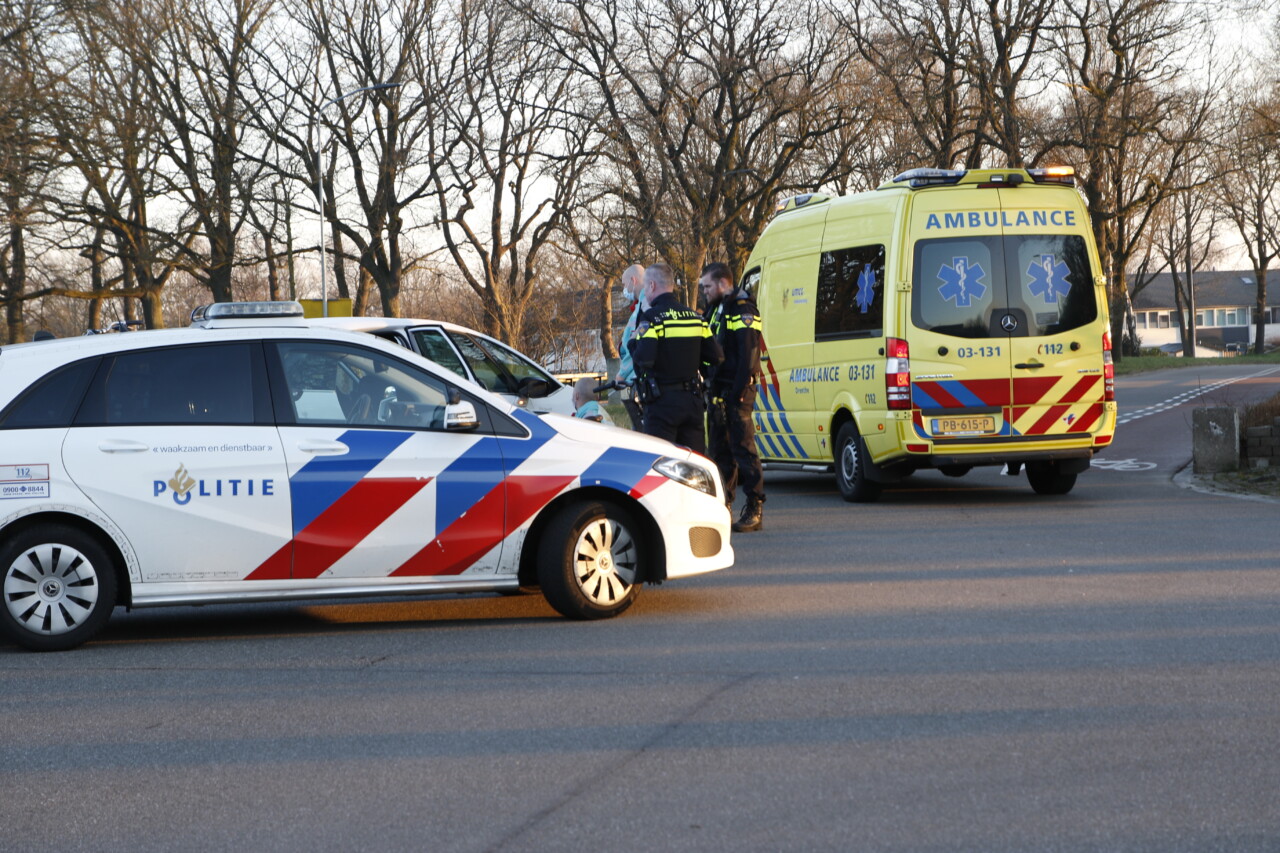 Fietsster gewond na aanrijding met auto op Brinkenweg in Emmen