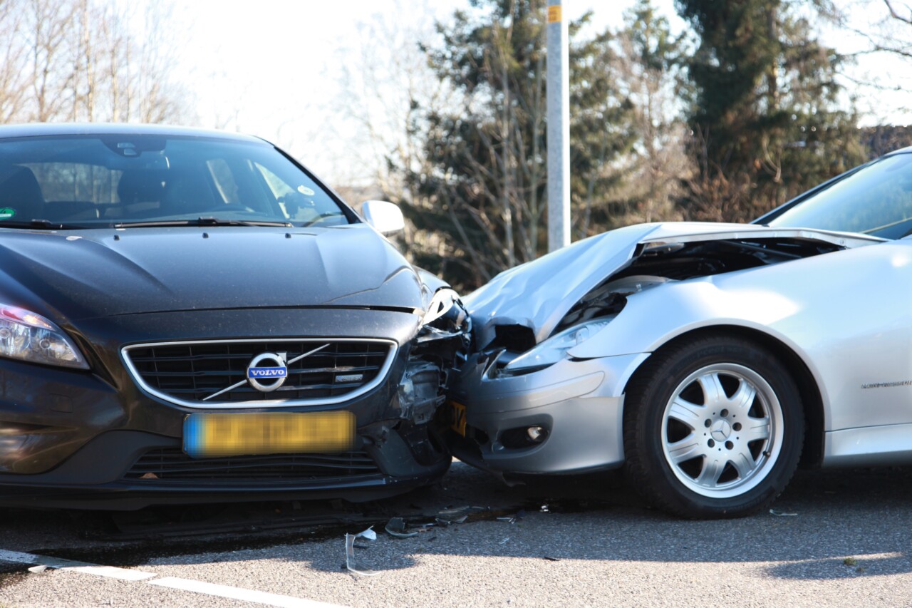 Twee auto’s botsen in Emmen