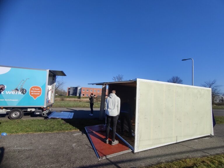 Bakwagen kantelt door schuivende lading in Drachten