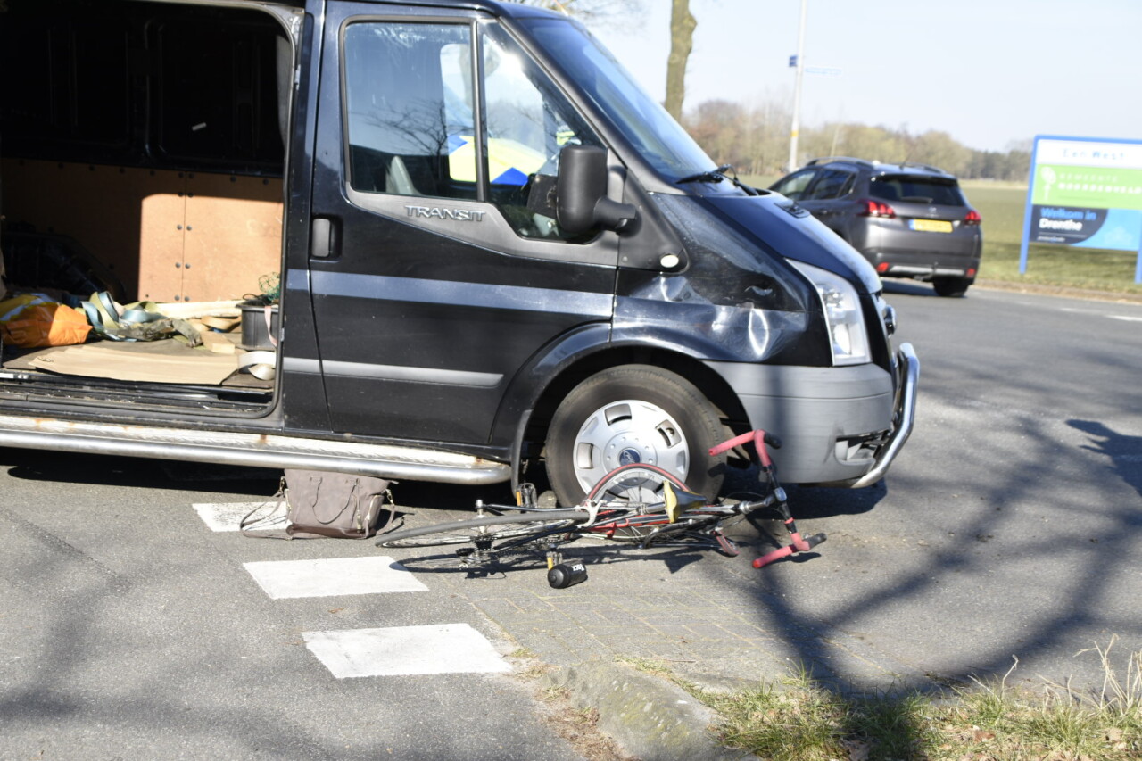 Auto in botsing met wielrenner bij Haulerwijk