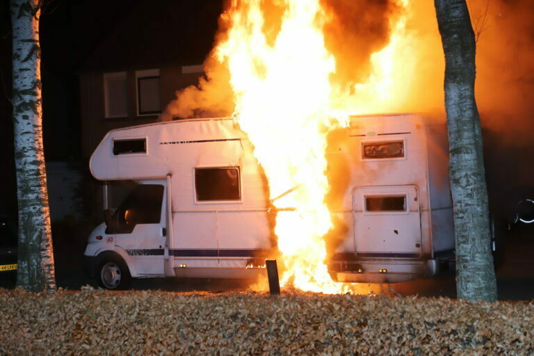 Camper verwoest door brand in Hoogeveen (Video)