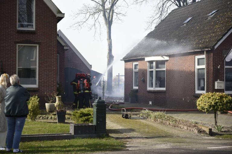 Uitslaande brand in schuur in Wedde