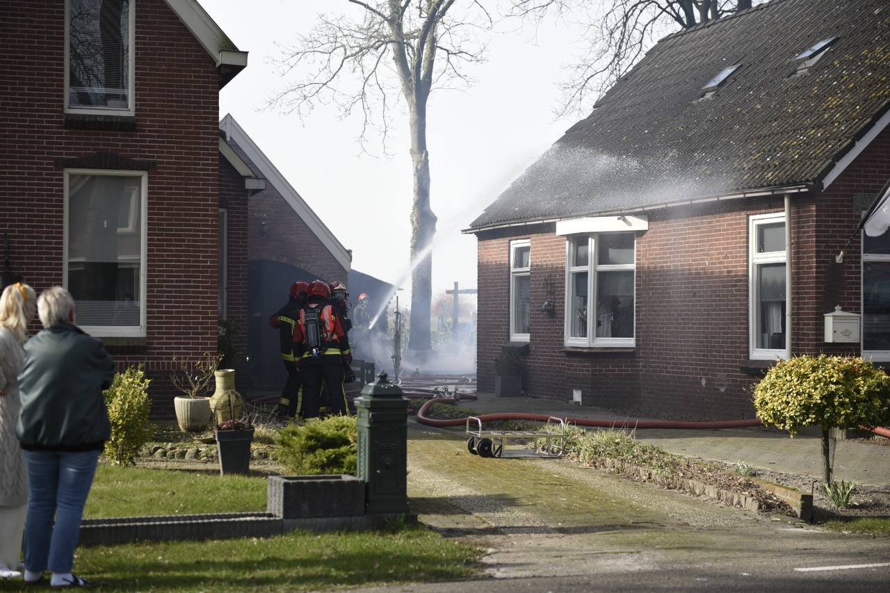 Uitslaande brand in schuur in Wedde