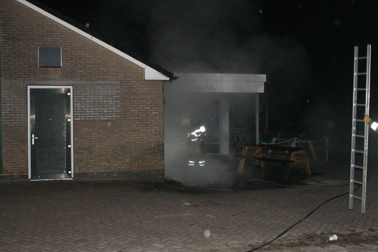 Brandweer blust brand bij sportkantine in Oosternijkerk