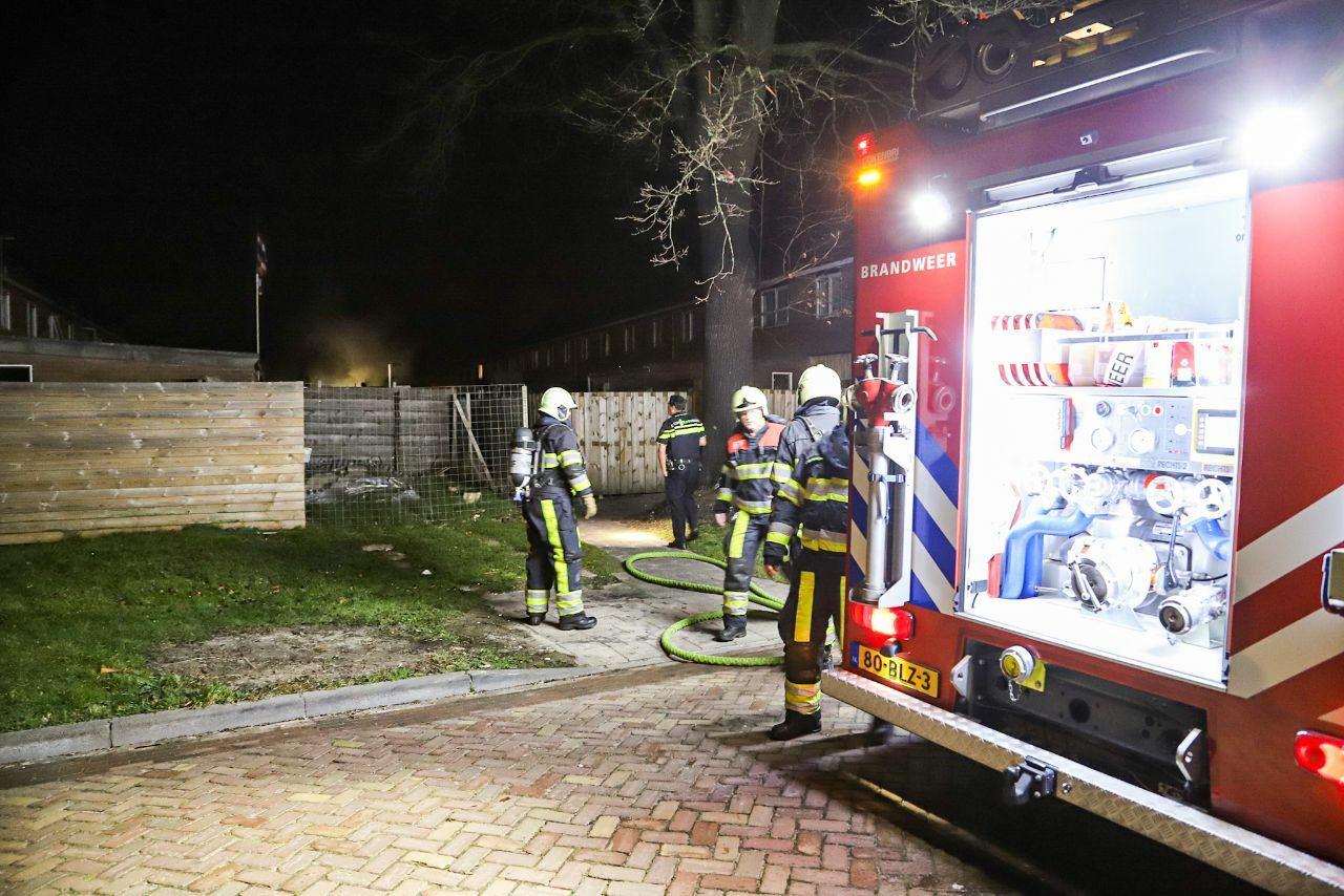 Brandweer rukt uit voor brandend hokje in achtertuin in Drachten