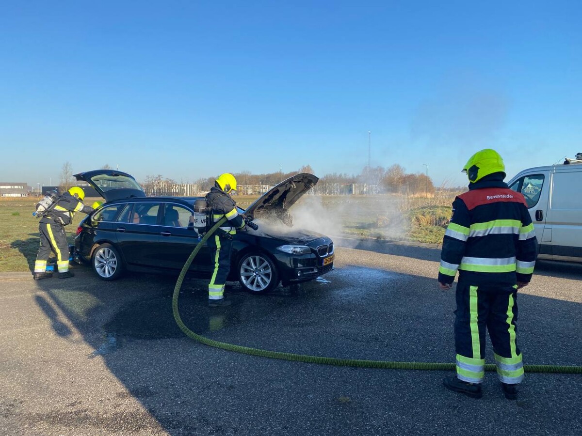 Brandweer blust autobrand in Drachten