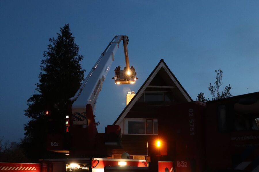 Brandweerkorpsen van Sneek en Joure gealarmeerd voor schoorsteenbrand in Uitwellingerga