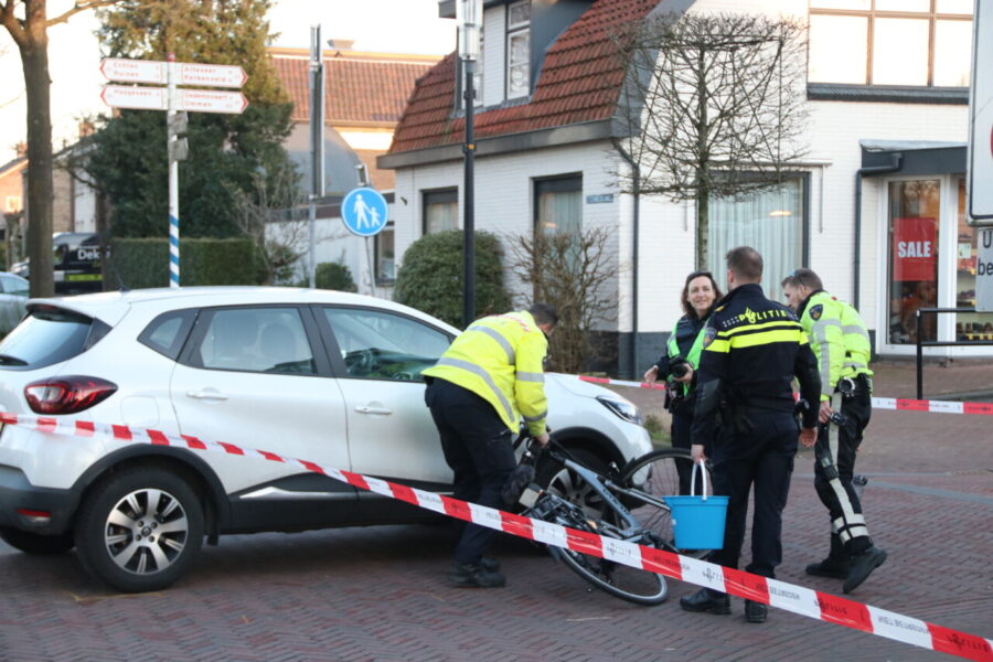 Fietser gewond na botsing met auto op kruising in Zuidwolde