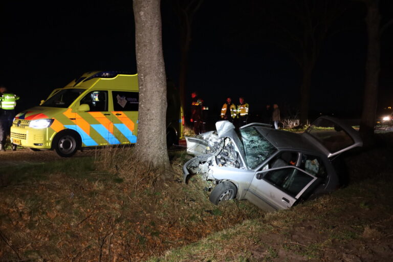 Automobilist raakt zwaargewond na frontaal ongeval tegen boom in Geesbrug