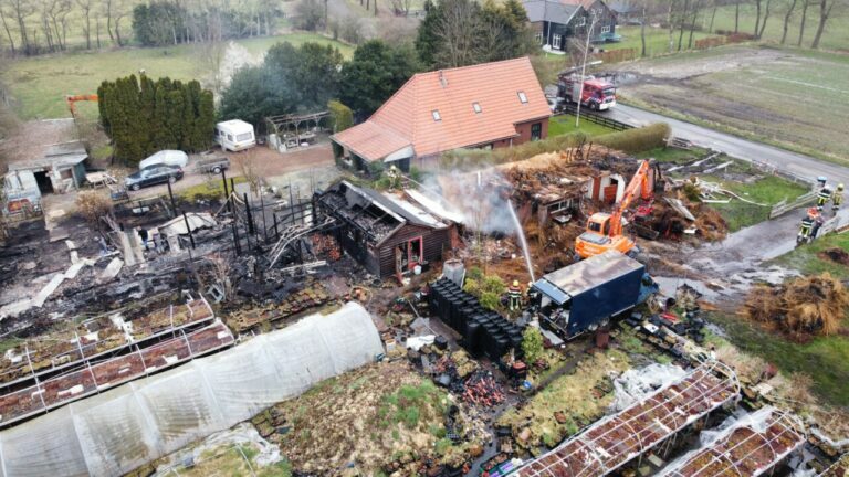 Veel schade te zien bij daglicht na grote brand in Ureterp