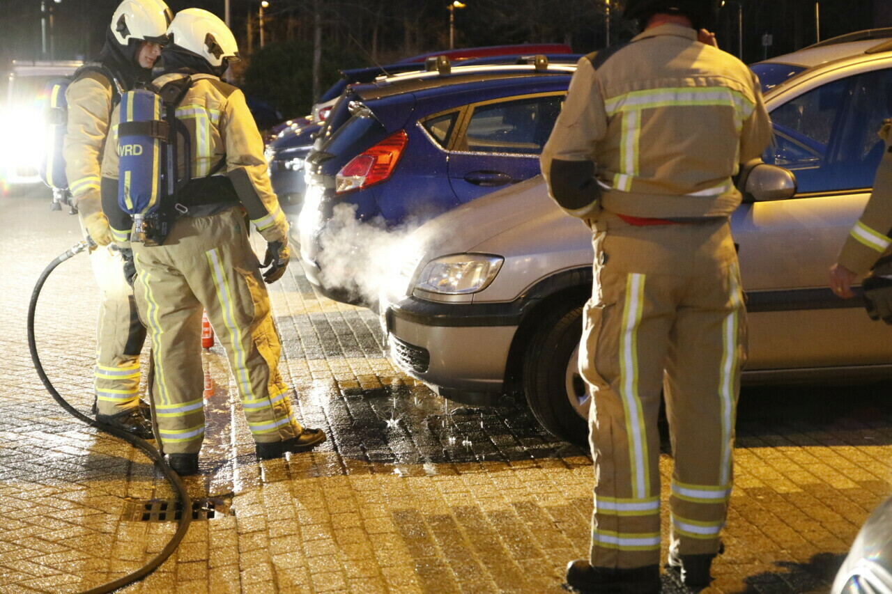 Brandweer blust autobrand op parkeerterrein bij ziekenhuis Emmen