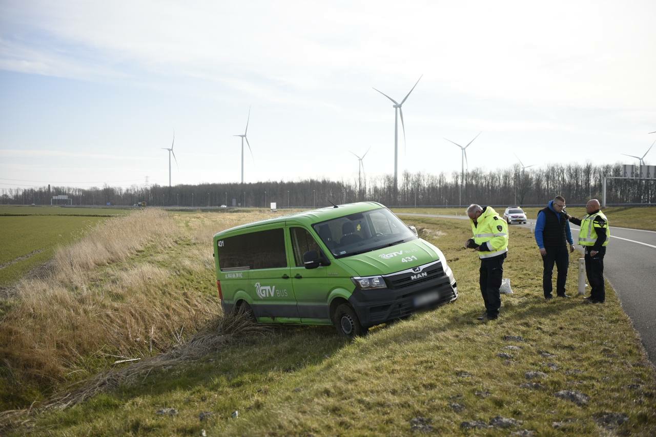 Busje belandt in de berm op de A7 bij Zuidbroek