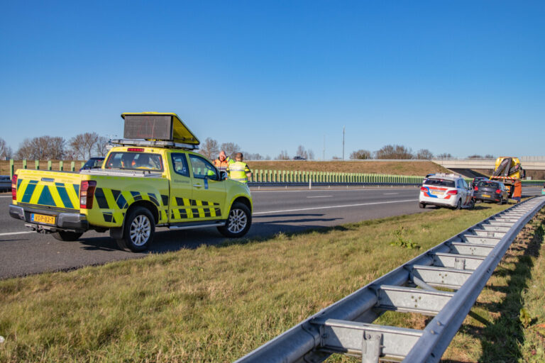 Automobiliste komt met auto tegen vangrail op A6 bij Joure