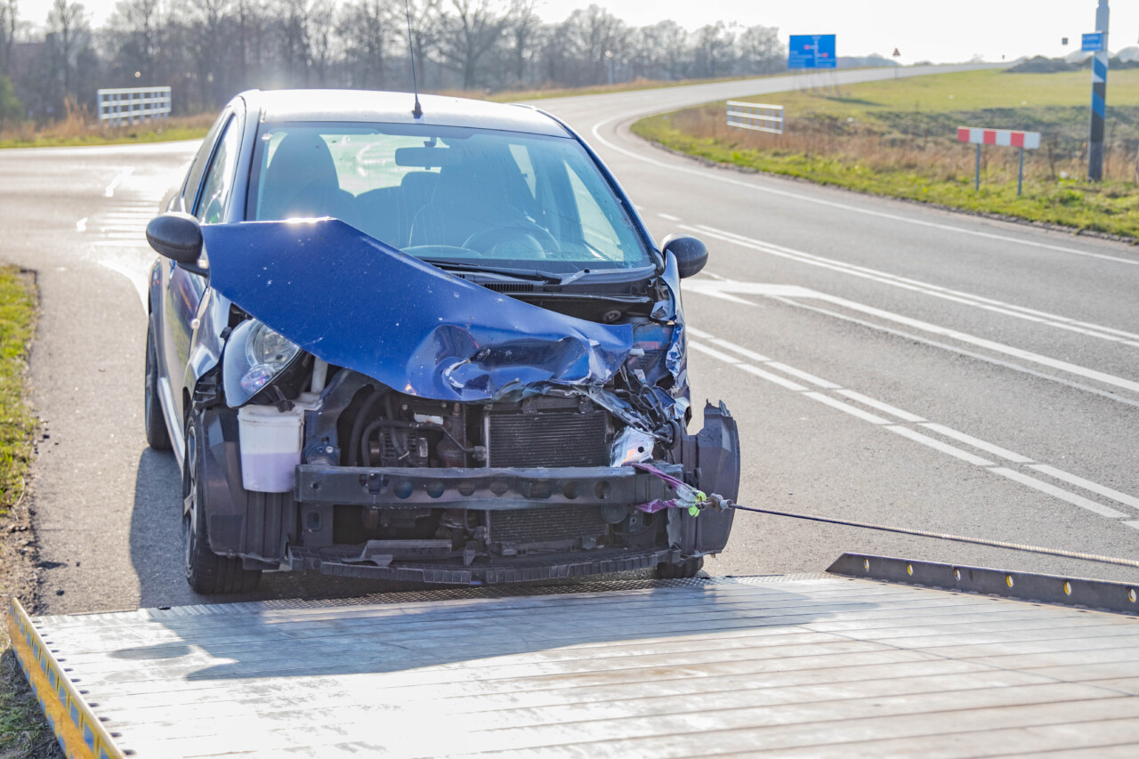 Gemeente en automobilist botsen op knooppunt Joure