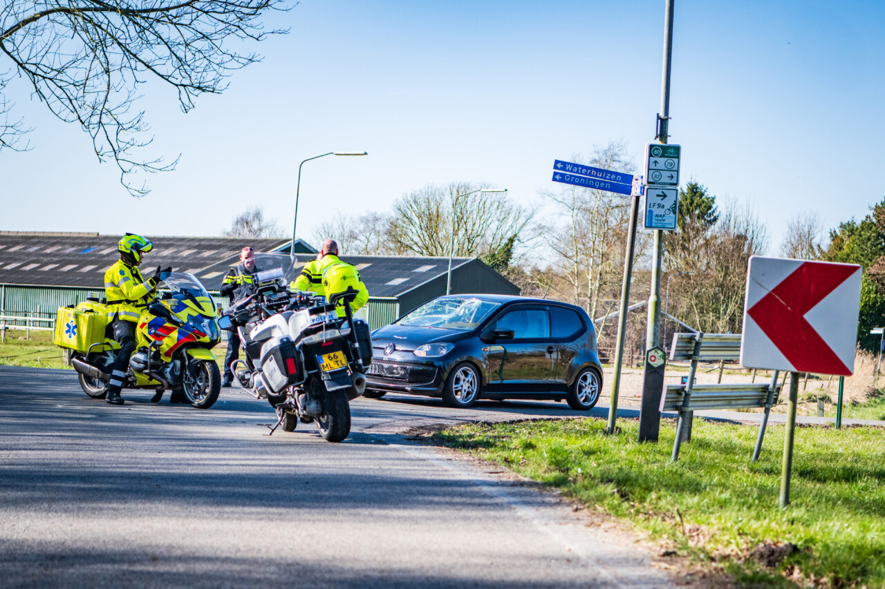 Wielrenster raakt gewond na aanrijding met auto bij Westerbroek