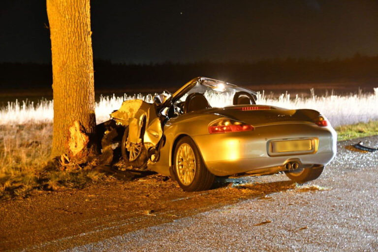Porsche botst tegen boom bij Elsloo