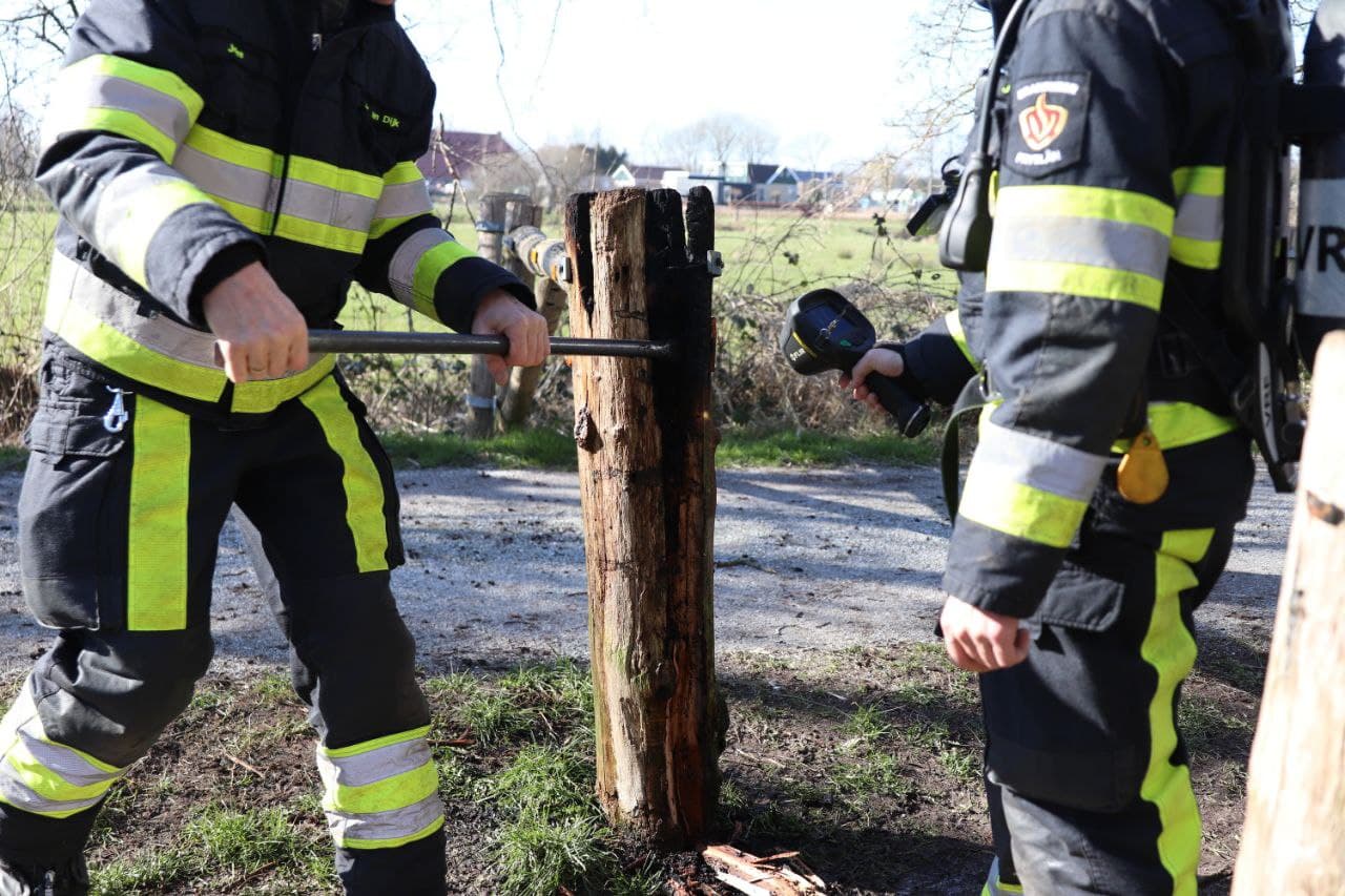 Houtenpaal vat vlam bij bos in Oudehaske