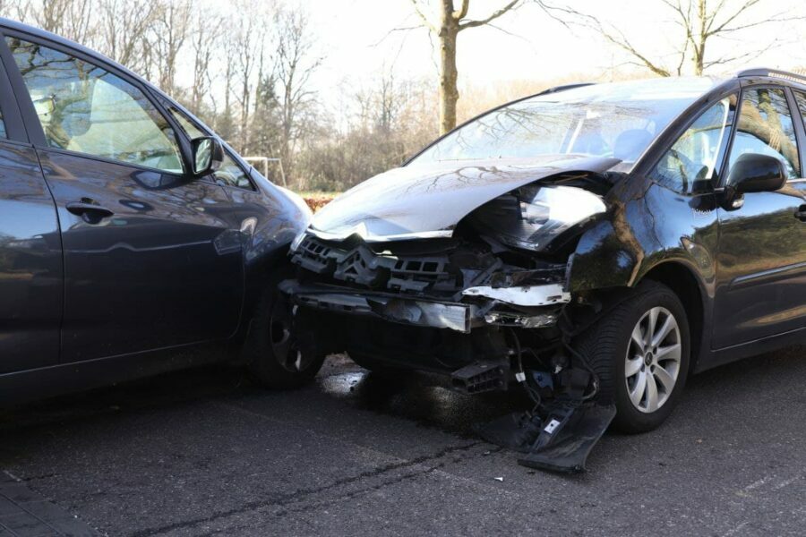 Twee auto’s in botsing in Katlijk
