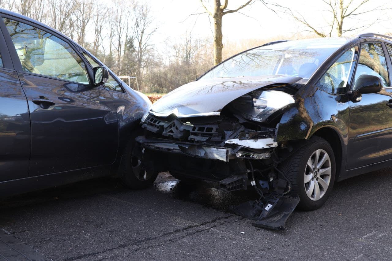 Twee auto’s in botsing in Katlijk