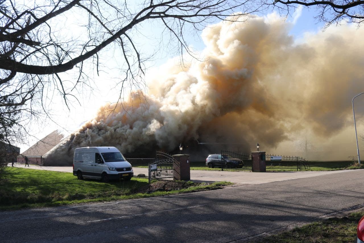 Grote brand bij bomenkwekerij in Westerlee: boerderijschuur volledig verwoest
