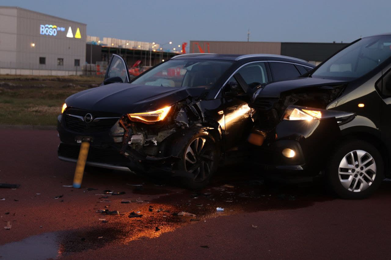 Auto’s botsen op kruising in Sneek