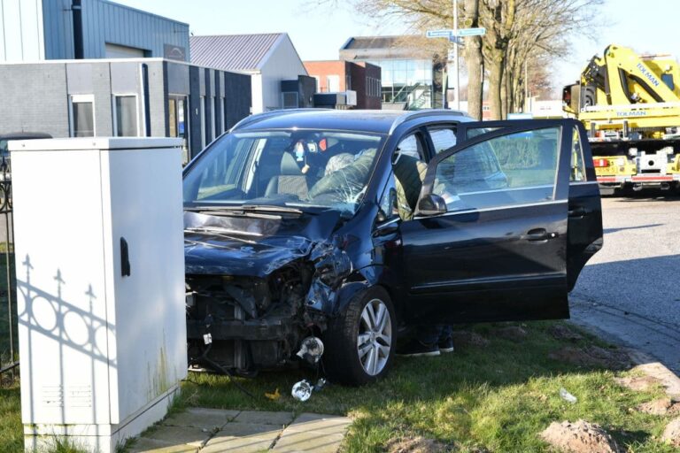 Auto botst tegen vrachtwagen in Oosterwolde
