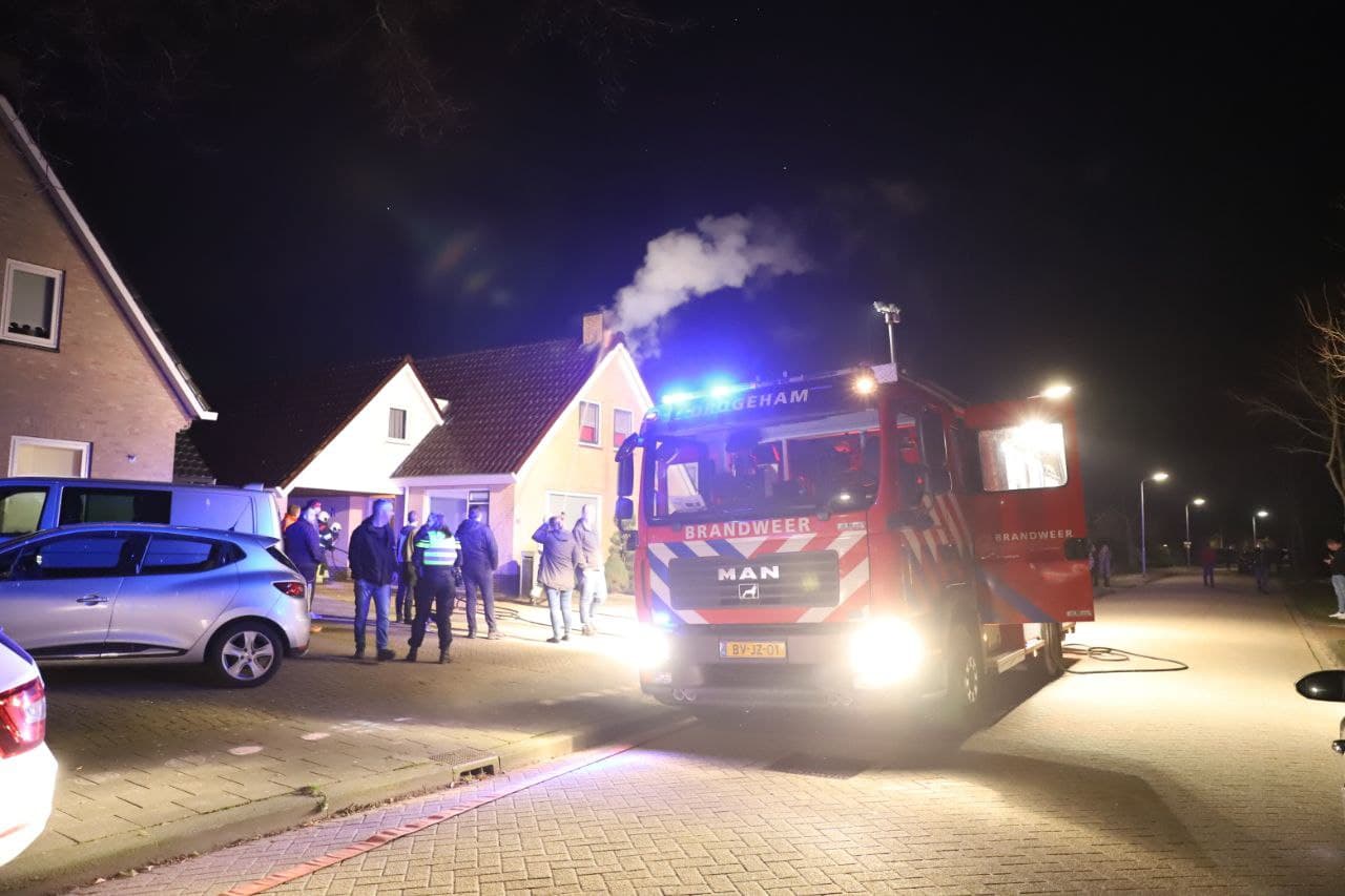 Uitslaande brand bij schoorsteen in Harkema