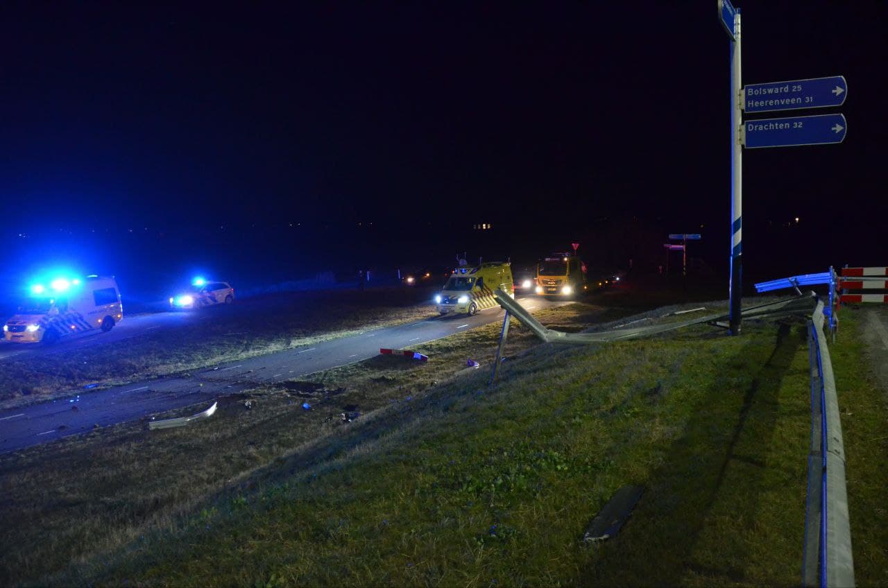 Auto schiet rechtdoor bij afrit Leeuwarden-Noord