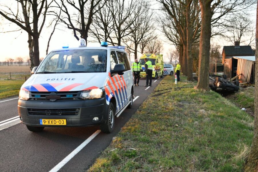 Auto komt op de kop in greppel terecht bij Haulerwijk