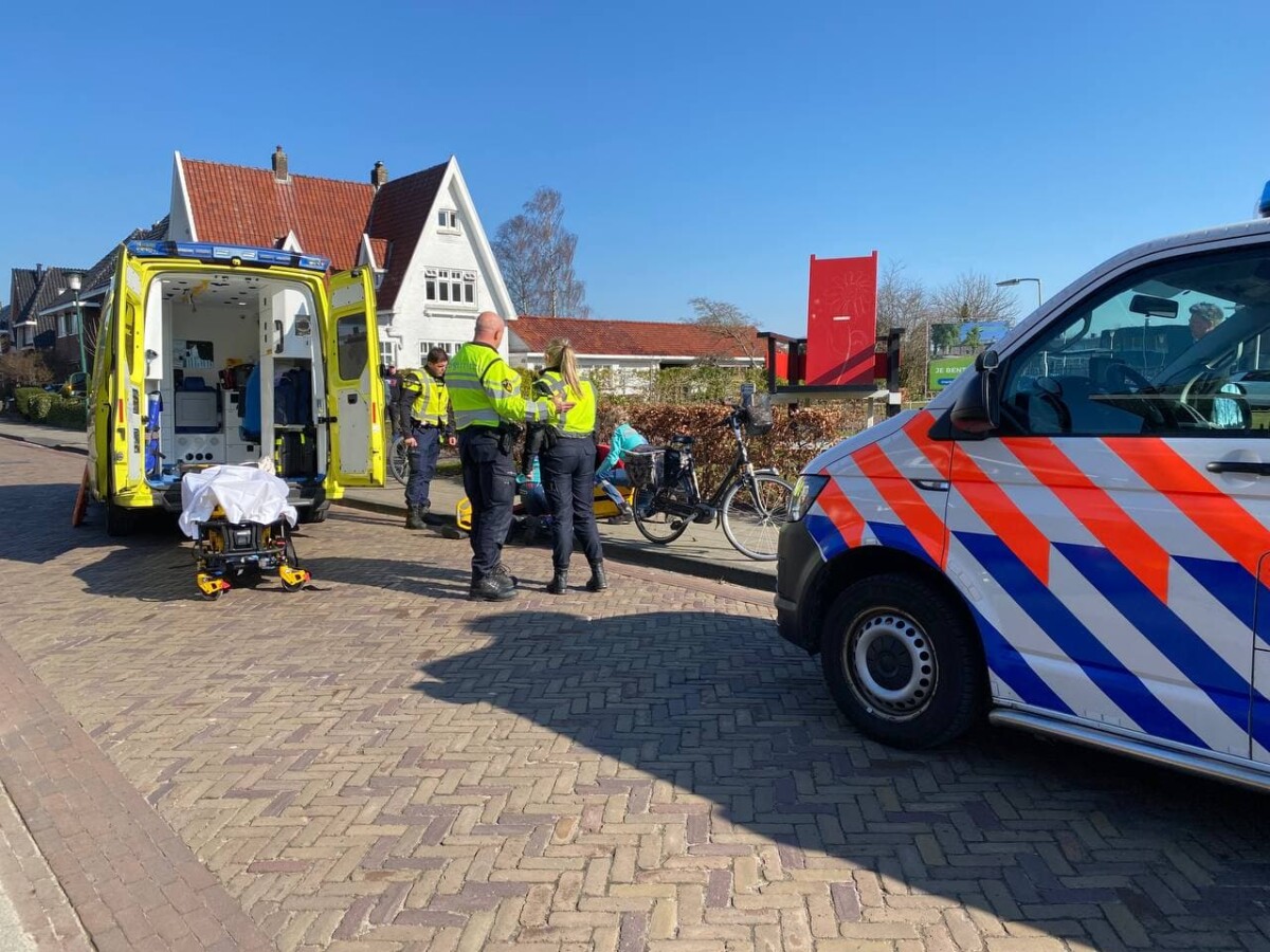 Scooterrijder raakt gewond na botsing met afslaande fietser bij Het Drachtster Lyceum