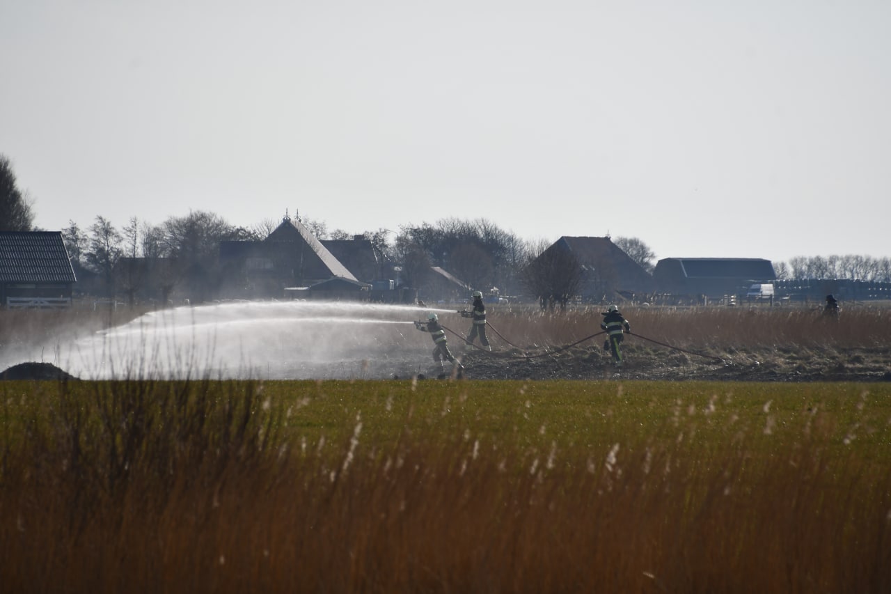 Strook riet gaat in vlammen op bij Franeker