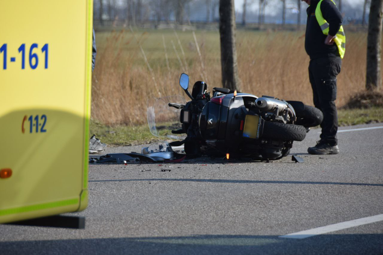 Twee gewonden bij ongeval tussen auto en motorscooter in Grijpskerk