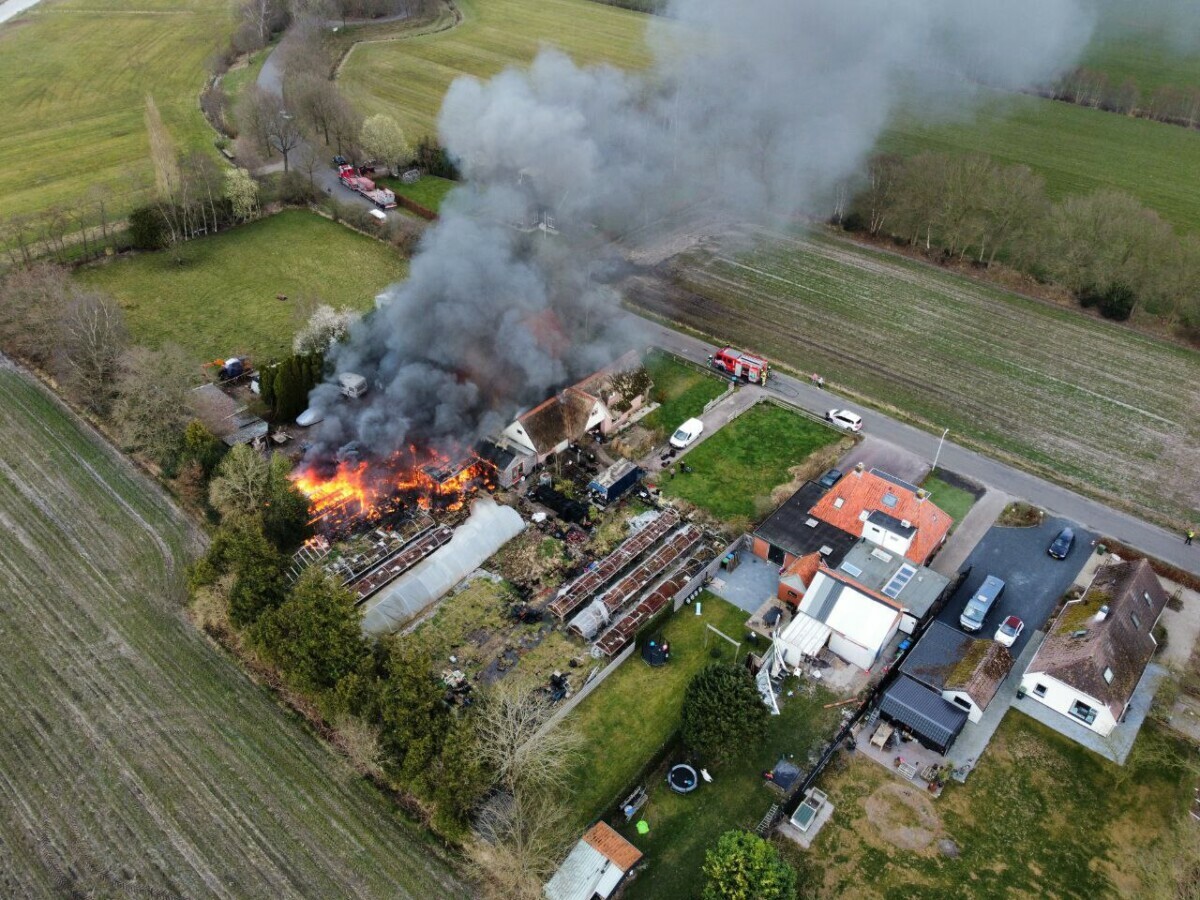 Schuurbrand slaat over op huis in Ureterp (Video)