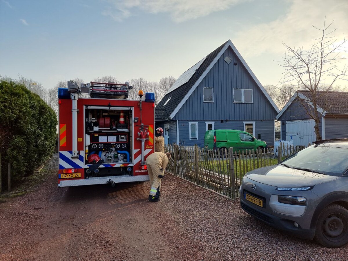 Brand in isolatie in Nieuw Scheemda, brandweer schaalt op